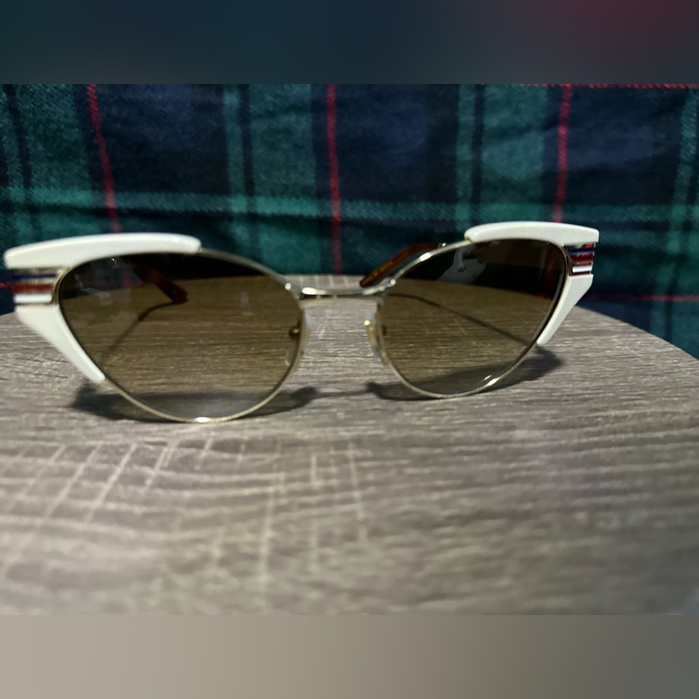 white and red Gucci glasses one size used